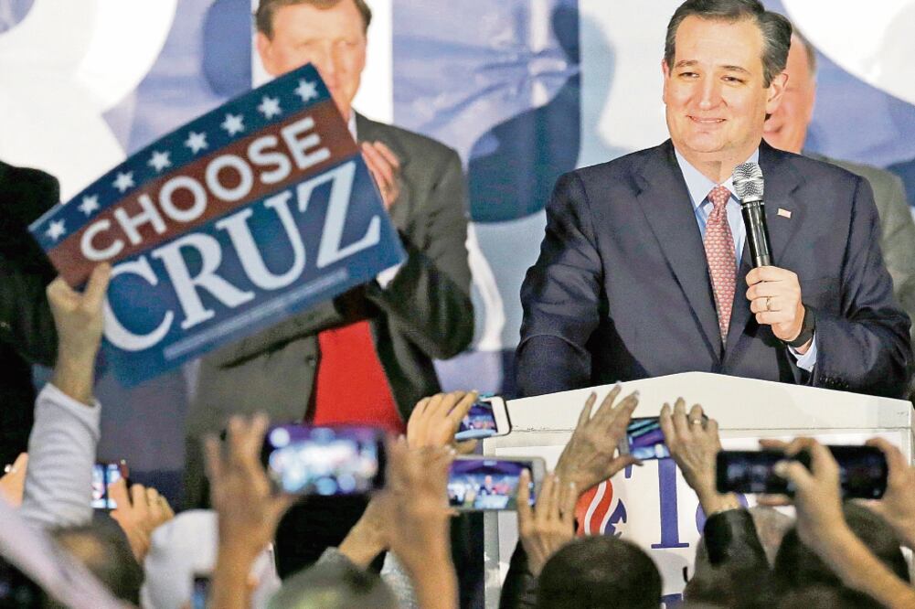 El precandidato republicano a la Casa Blanca, Ted Cruz, da un discurso luego de ganar los caucus en Des Moines, Iowa (JIM YOUNG. REUTERS)