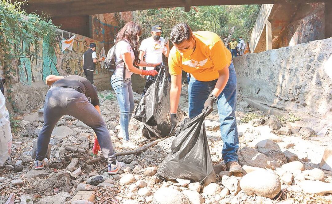 Los candidatos levantaron 30 costales de residuos. Foto: Especial.