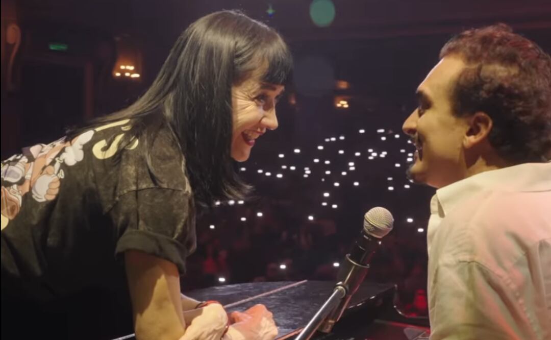 Ricardo Pérez le canta a Susana Zabaleta en el Teatro Metropólitan.
