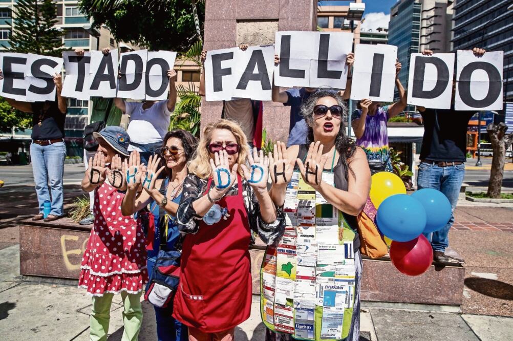Decenas de personas participaron ayer en una manifestación para denunciar la grave crisis que atraviesa el sector salud en Venezuela. Foto: MIGUEL GUTIÉRREZ. EFE