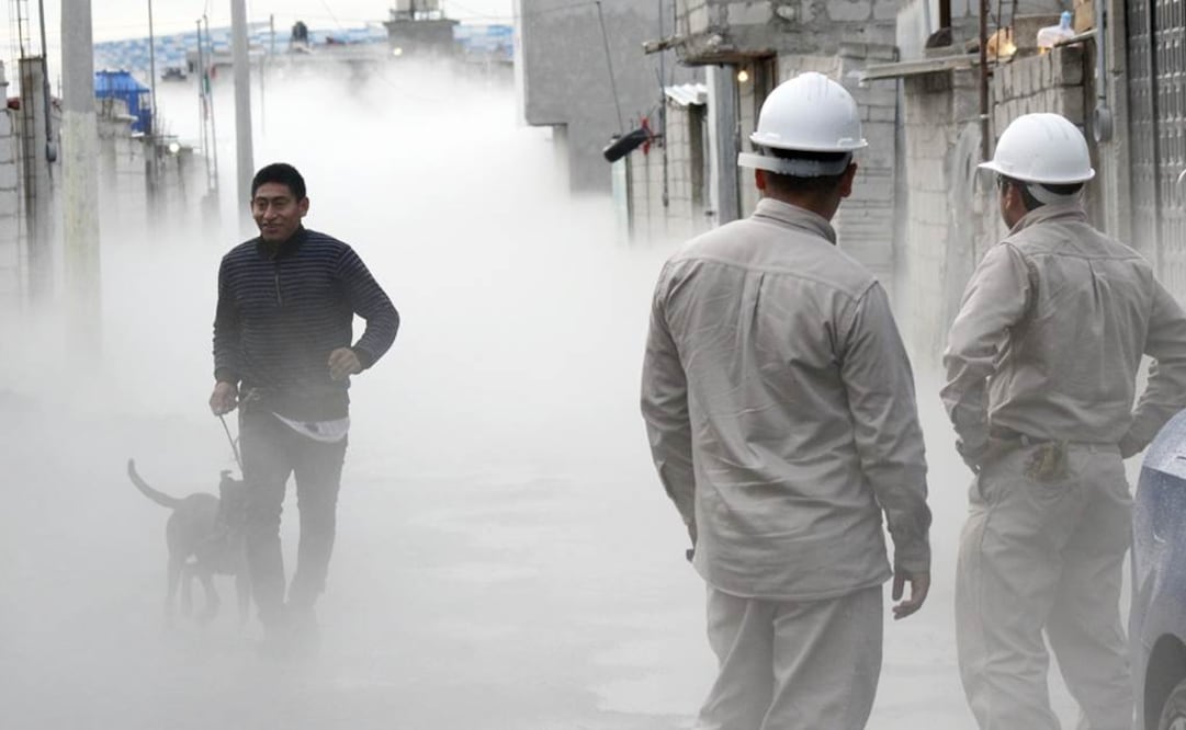 Joven corres con un perro de la nube de gas en Puebla. (FOTO: Omar Contreras. EL UNIVERSAL)