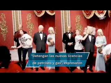 Activistas lanzan pasteles contra la figura de cera del rey Carlos III