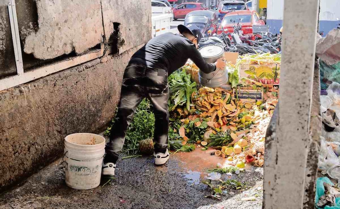Mientras en el Mercado San Juan la basura es separada por los locatarios, en La Merced los desechos se tiran sin orden. Foto: Osmar Alvarado / EL UNIVERSAL