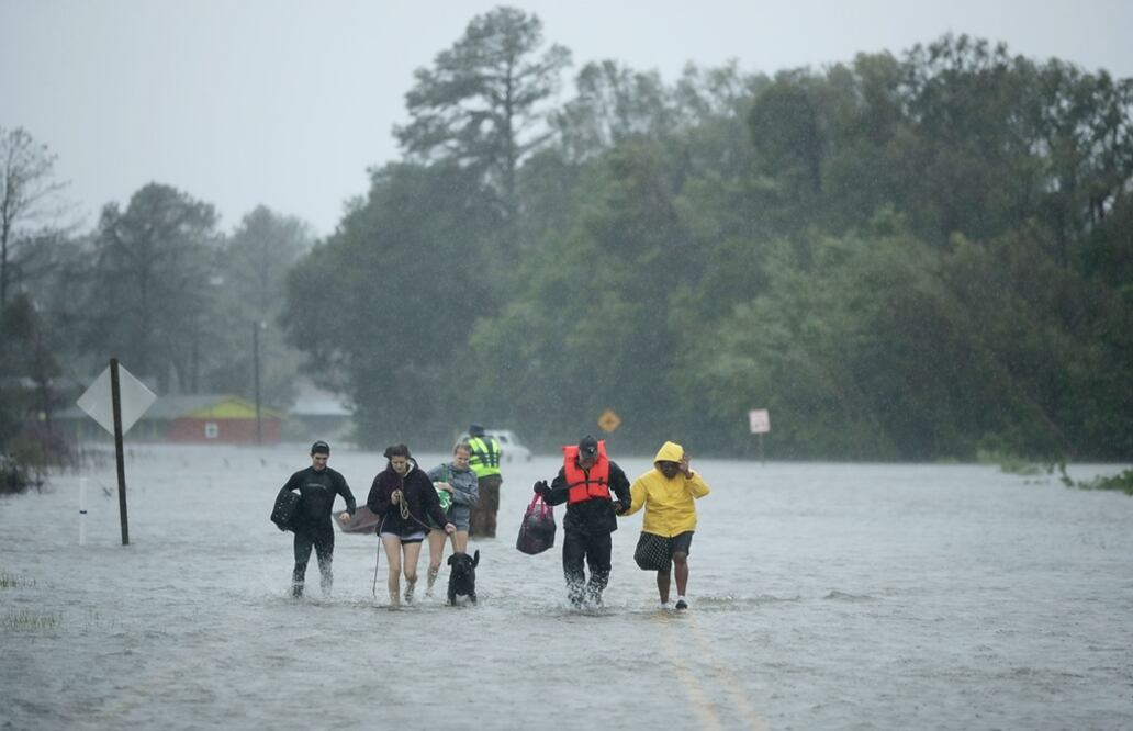Tras este ciclón, que no tocó tierra en Estados Unidos porque Humberto lo atrajo hacia el este, el NHC vigila dos sistemas con potencial desarrollo ciclónico, uno al este de Florida y otro rumbo a las Antillas en el Caribe. Foto: AFP