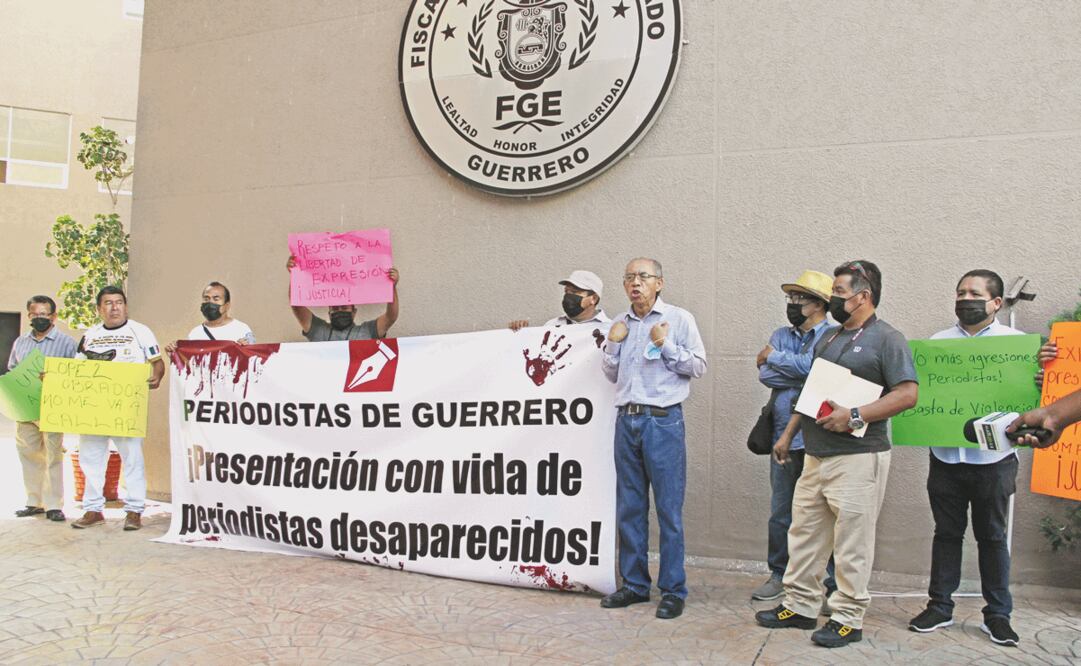 Periodistas de Tierra Caliente marcharon hace unas semanas para exigir a las autoridades la localización con vida de los presuntos administradores de Escenario Calentano. Todos fueron liberados, menos Alan García. Foto. Archivo/ EL UNIVERSAL