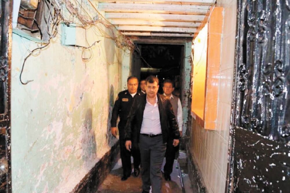Recorrido nocturno. El lunes pasado, José Ramón Amieva, con el procurador capitalino y el secretario de Seguridad Pública, entró a las vecindades de Tepito y recorrió los túneles por donde se mueve la droga. Foto: ESPECIAL