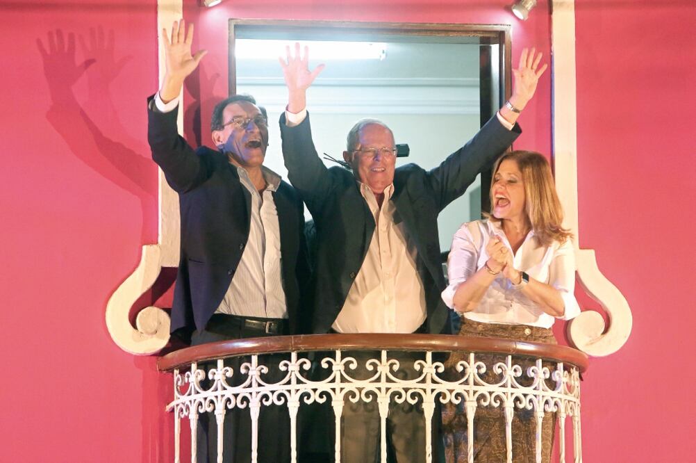 Pedro Pablo Kuczynski, acompañado de sus candidatos a vicepresidente, Martín Vizcarra y Mercedes Aráoz, saluda a sus seguidores durante un breve mitin ayer, en una de sus sedes políticas en la capital peruana (MARTÍN ALIPAZ. EFE)