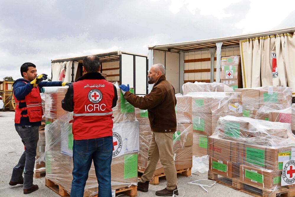 Integrantes del Comité Internacional de la Cruz Roja al preparar cajas de ayuda humanitaria en Amman, antes de cargarla en un avión con destino a Puerto Sudán. Foto: AFP