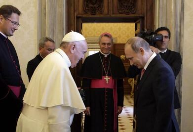 Francisco exhorta a Putin a esforzarse por la paz en Ucrania