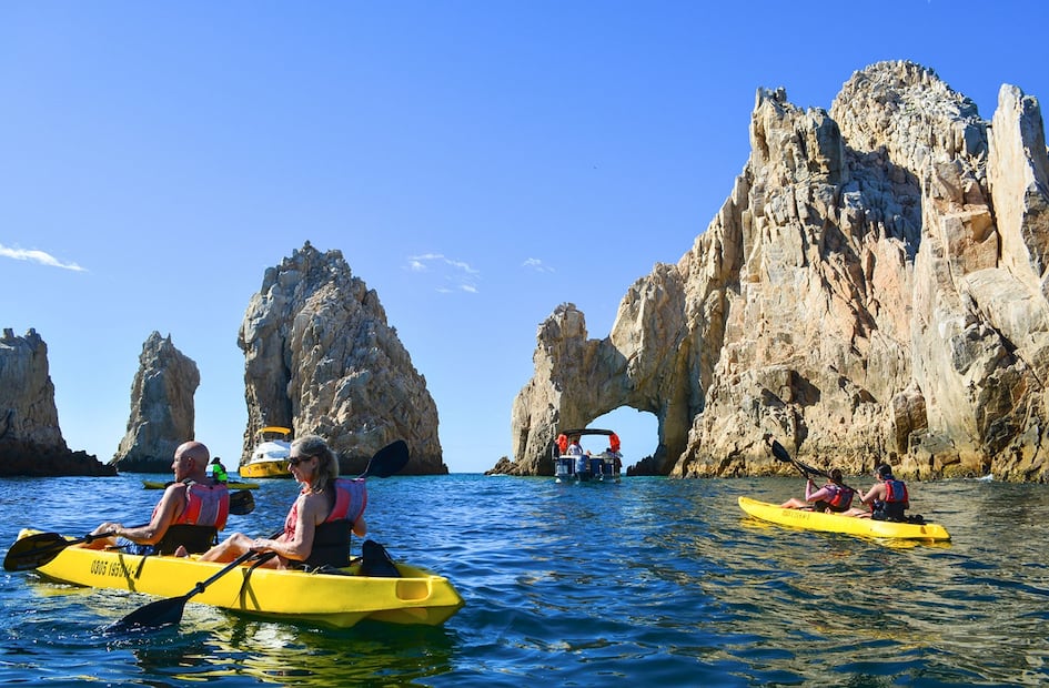 Si eres más aventurero, también existen tours al arco de Los Cabos con posibilidad de hacer kayak. Foto: Nomades
