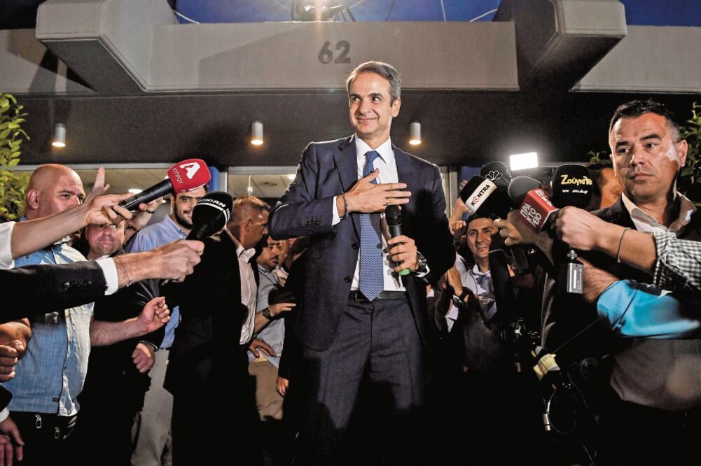 El primer ministro de Grecia electo, Kyriakos Mitsotakis, afuera de la sede del partido Nueva Democracia, donde habló de su triunfo. Foto/LOUISA GOULIAMAKI. AFP
