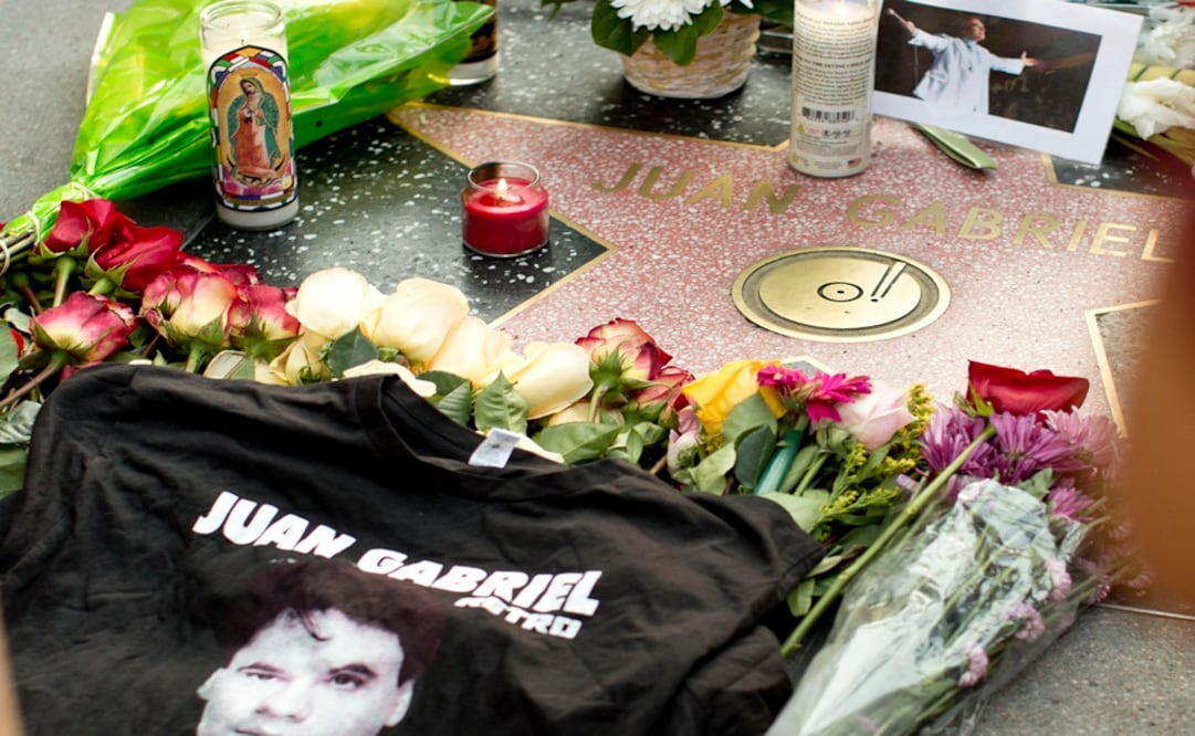 Cientos de personas se reunieron en diversas partes del país y en Los Ángeles, California, para recordar al "Divo de Juárez", quien murió de un infarto este domingo 28 de agosto en su casa, en Santa Mónica, California. Foto: EFE