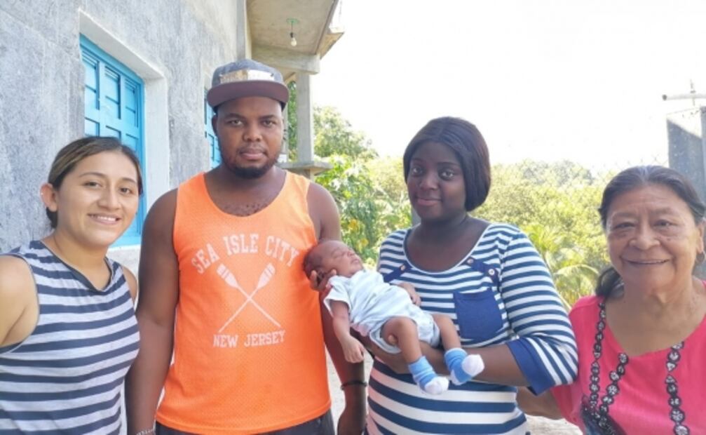 Nace bebé de padres migrantes hatianos en Mezcalapa, Chiapas