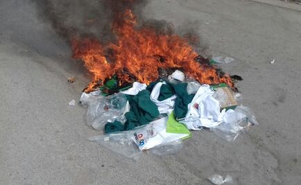 Queman uniformes por detención de maestros en Chiapas