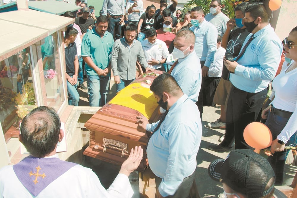 Decenas de personas le dieron el último adiós a Alfredo Sevilla. Foto: Especial.