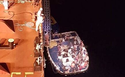 Rescatan a 24 pescadores de barco atunero incendiado en Oaxaca