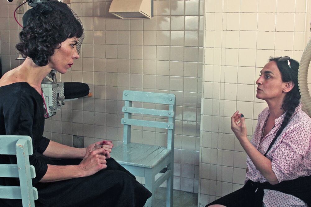 La directora Ishtar Yasin (derecha) da indicaciones a Diana Lein, quien interpreta a la muerte. FOTO: ALDO GUTIÉRREZ