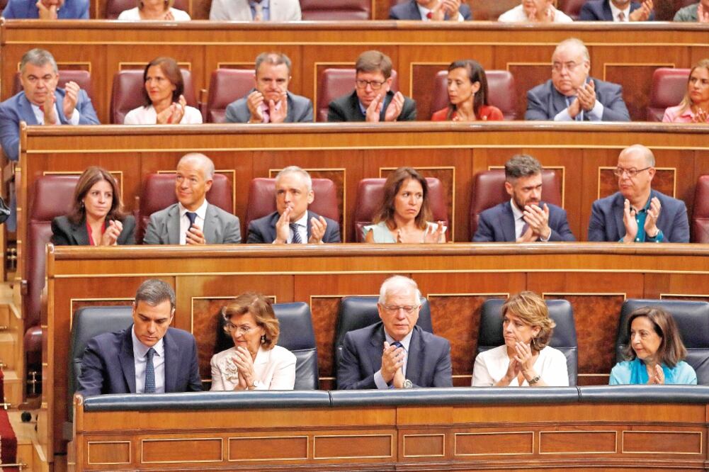 El presidente del gobierno en funciones y candidato socialista, Pedro Sánchez (izquierda), durante la segunda jornada del debate de investidura, ayer en el Congreso, en Madrid. Foto: BALLESTEROS. EFE