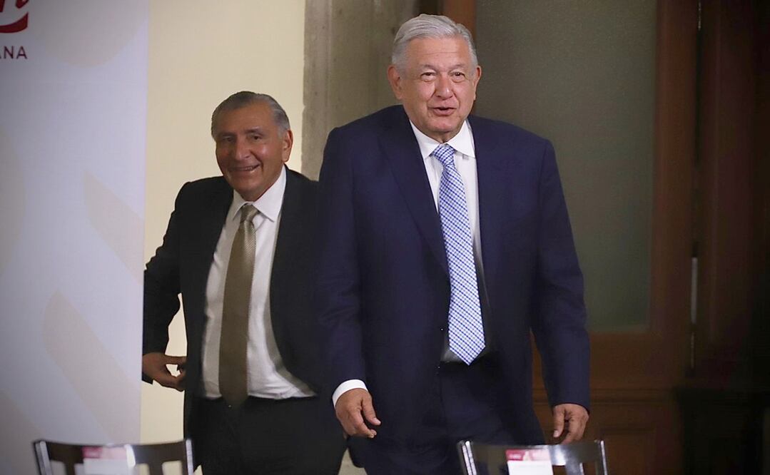 El presidente Andrés Manuel López Obrador y detrás de él  Adán Augusto López Hernández, titular de Segob. Foto: Berenice Fregoso/ EL UNIVERSAL