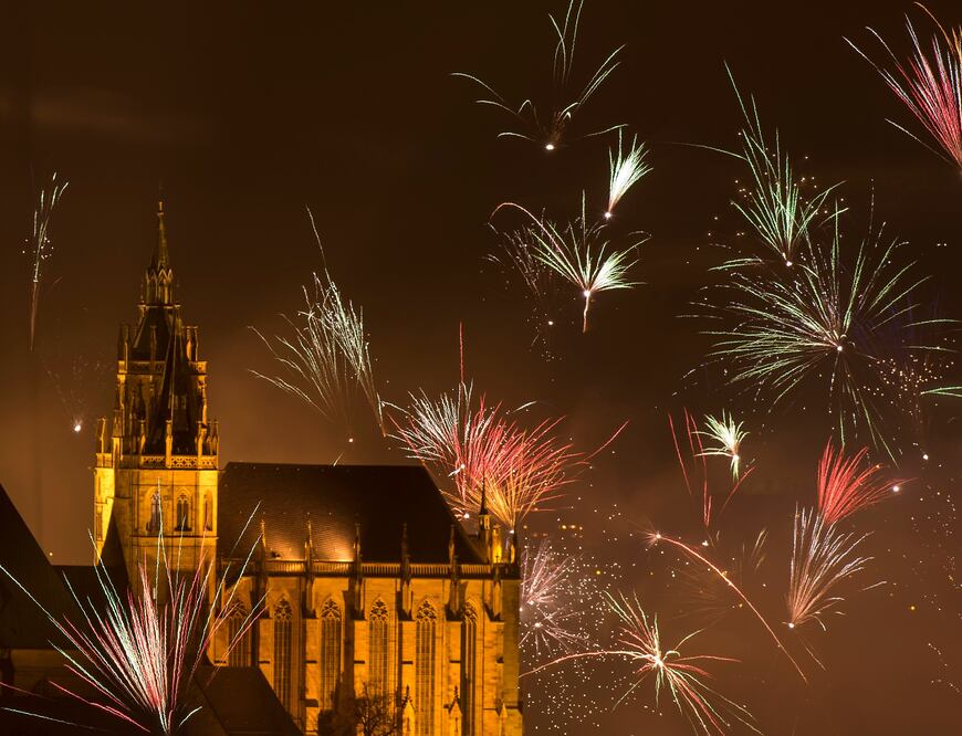 Catedral Mariendom o de Santa María poco después de la medianoche durante los festejos por el Año Nuevo en Erfurt (Foto: AP)