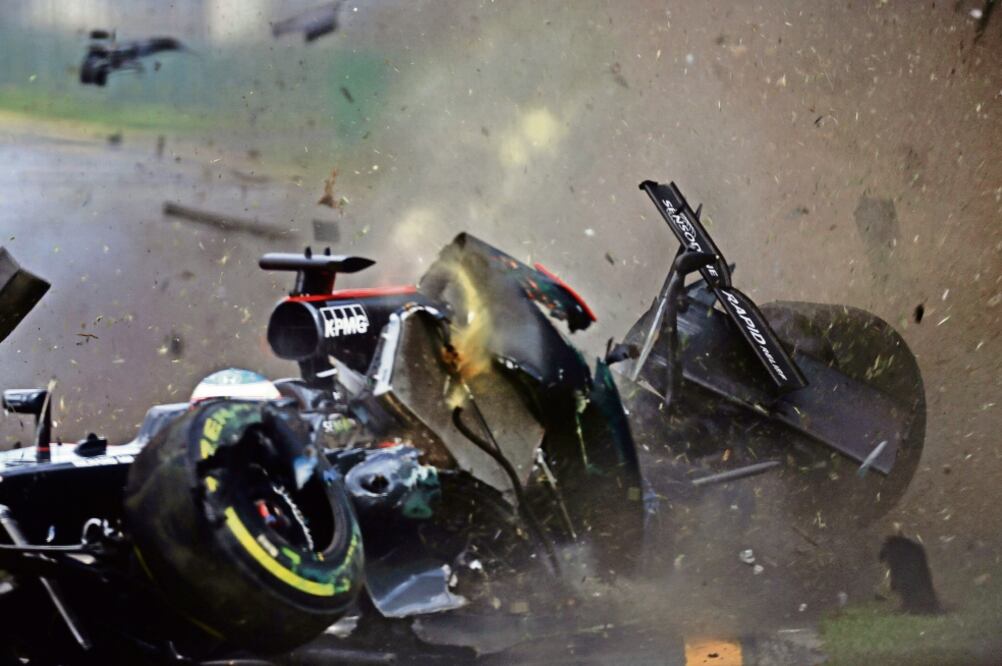 El piloto español salió por su propio pie del monoplaza destruido tras un contacto de ruedas con el auto de ‘Guti’. (FOTO: REX SHUTTERSTOCK. XINHUA)