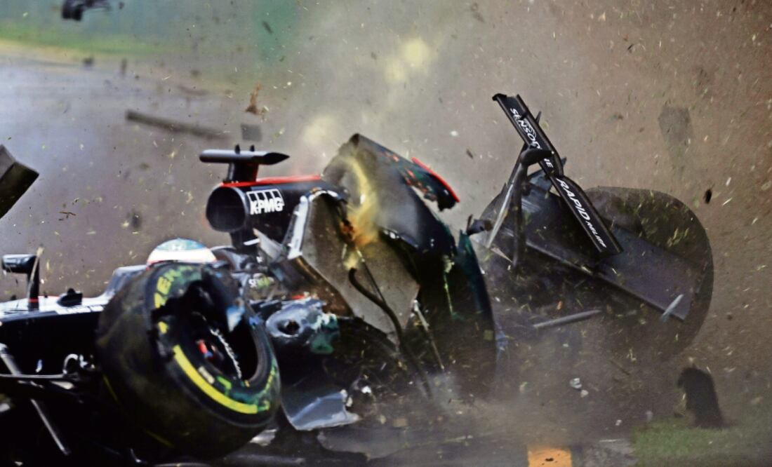 El piloto español salió por su propio pie del monoplaza destruido tras un contacto de ruedas con el auto de ‘Guti’. (FOTO: REX SHUTTERSTOCK. XINHUA)