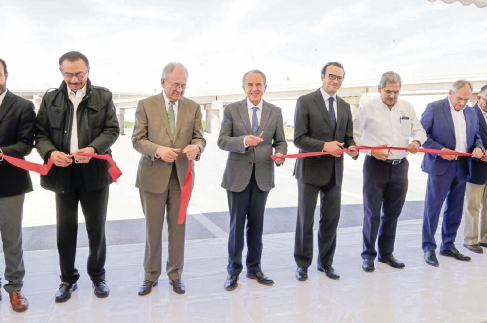 El titular de la SCT, Javier Jiménez Espriú (segundo de izq. a der.), y el gobernador Juan Manuel Carreras (tercero) dijeron que hay más proyectos para el estado.