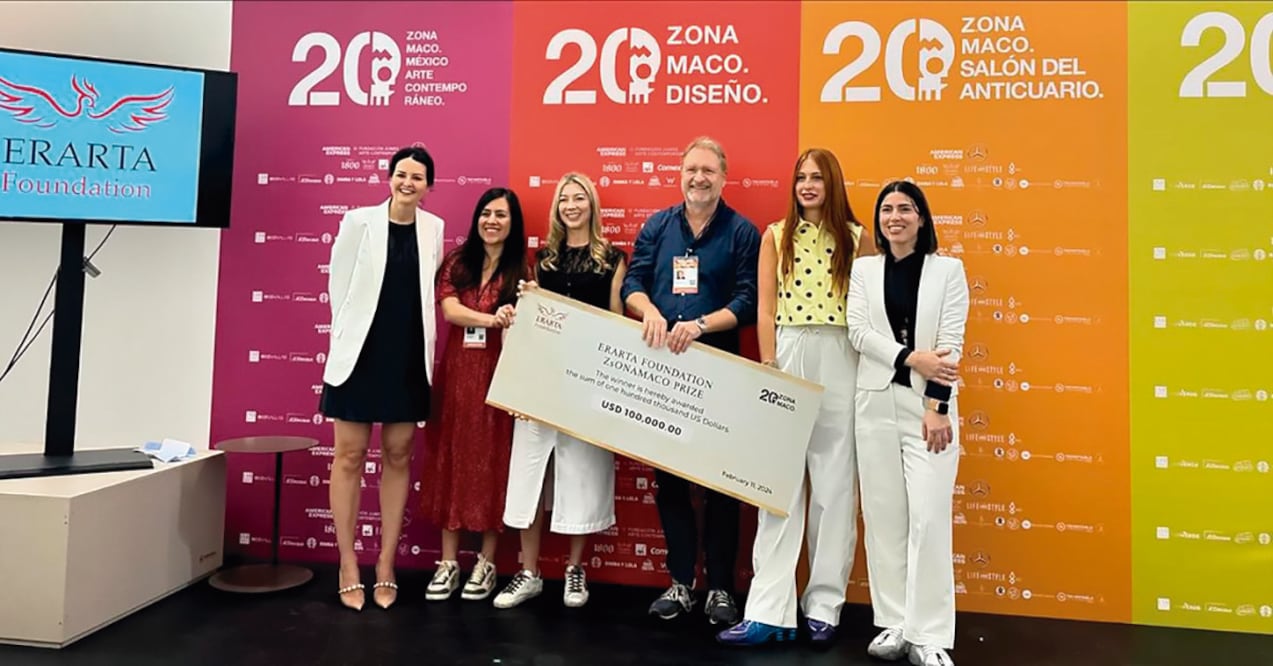 Jacob Gils, representado por In the Gallery, posa con su premio Erarta Foundation ZONAMACO Art Prize, valuado en 100 mil dólares. Foto: Instagram Zona Maco