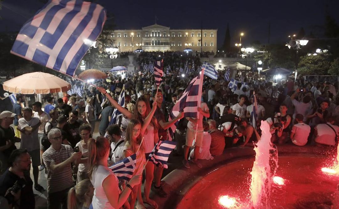 Gente festeja los resultados del referéndum griego (Foto: EFE/Archivo)