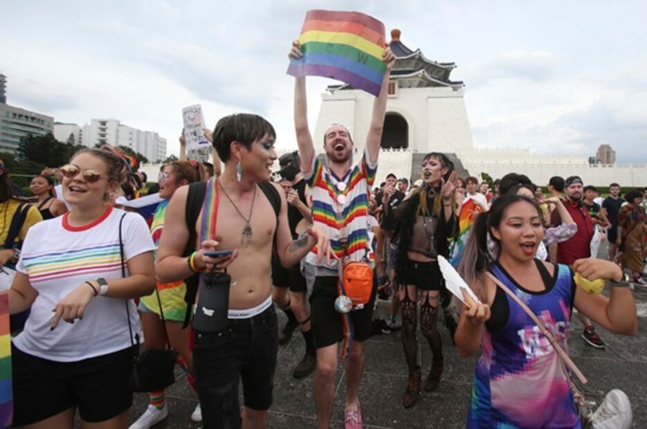 Cientos salen a celebrar en Taiwán el Día del Orgullo en plena pandemia
