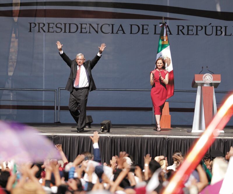 En la Plaza de la Constitución de la CDMX, frente a miles de ciudadanos y acompañado de su esposa, Beatriz Gutiérrez Müller, el presidente Andrés Manuel López Obrador dio un informe por el primer año del sexenio. Foto/Iván Stephens. El Universal