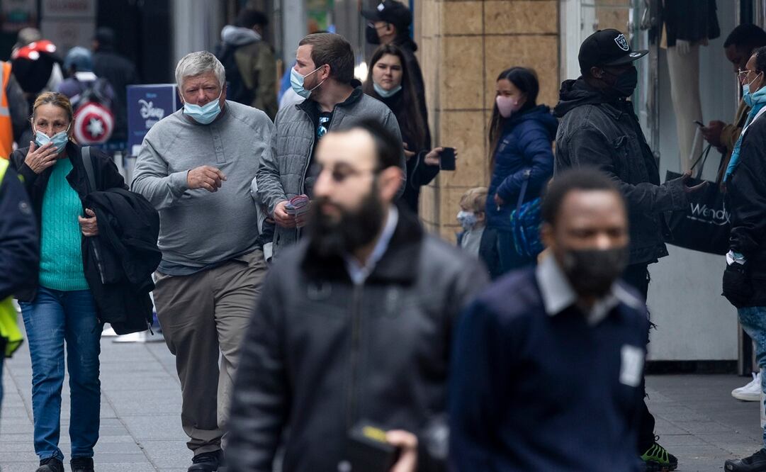 Las personas vacunadas pueden comer, caminar o asistir a pequeñas reuniones sociales en exteriores. Foto: EFE