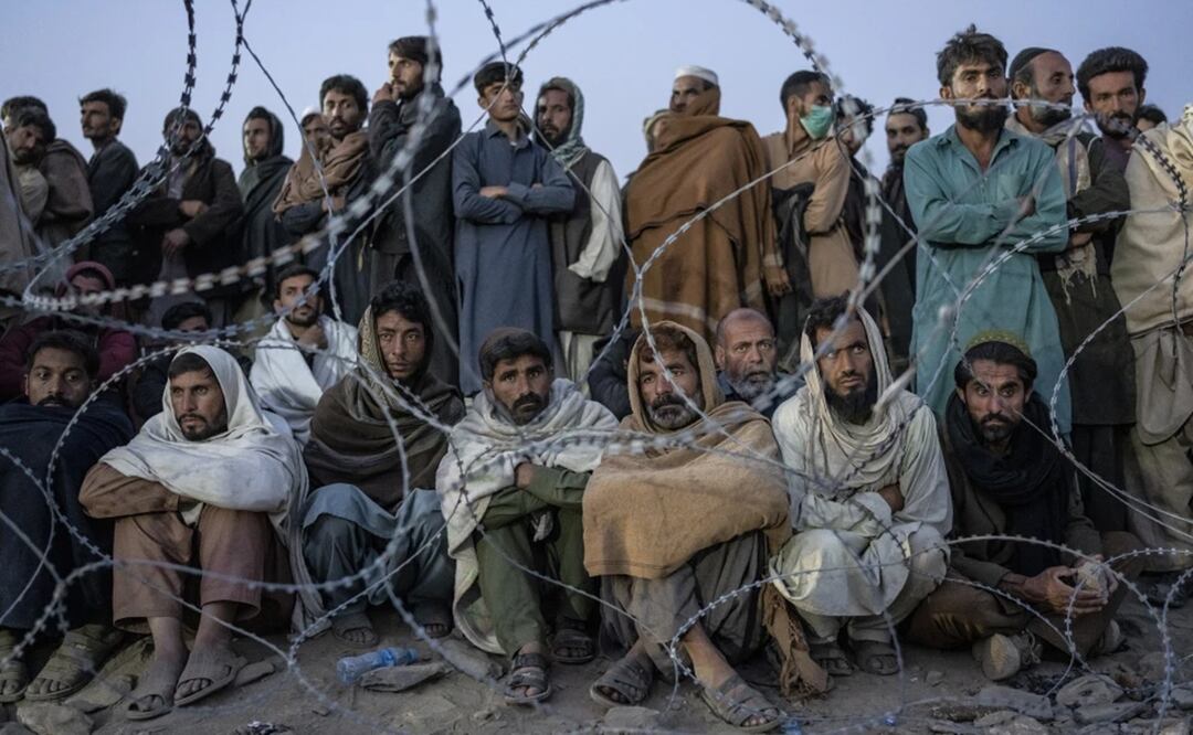 Refugiados afganos esperan ser registrados en un campamento cerca de la frontera entre Pakistán y Afganistán, en Torkham, Afganistán, el sábado 4 de noviembre de 2023. Foto: AP