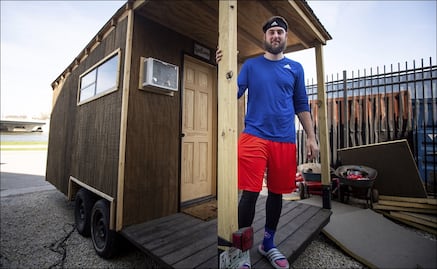 Conoce al pitcher de los Cubs que vive en una casa rodante
