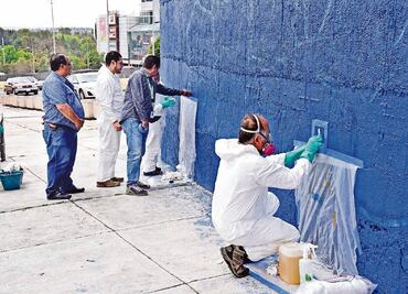 Limpian de grafiti las Torres de Satélite