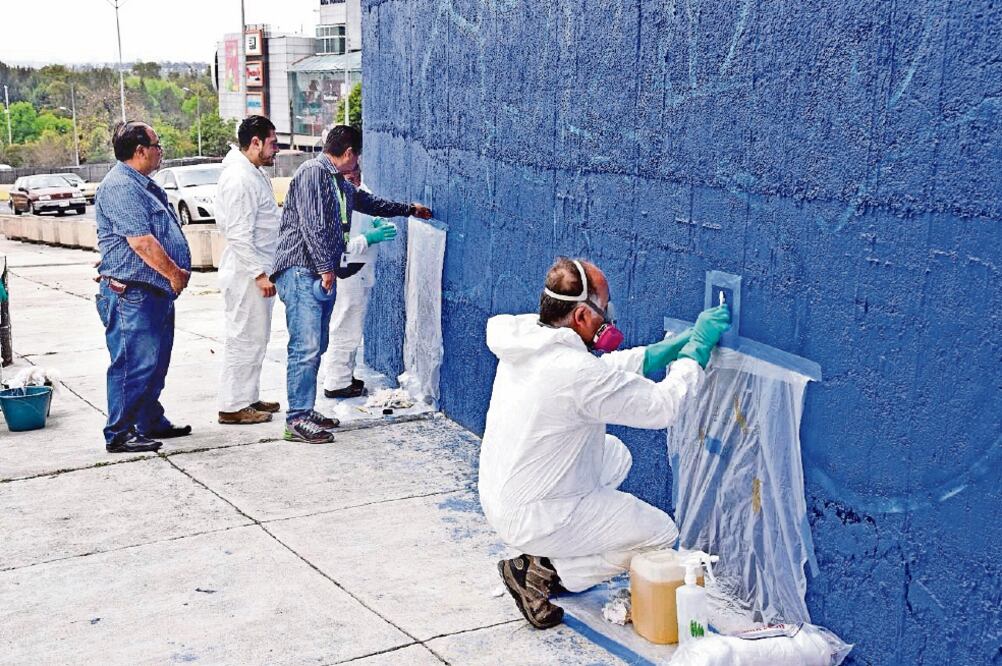 Especialistas del INBA realizaron pruebas de caleo en la torre azul para retirar rayones hechos con tinta blanca (COMUNICACIÓN SOCIAL NAUCALPAN)