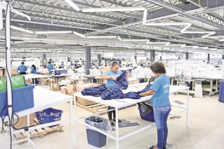 Manos mayas cosen uniformes de la NASA