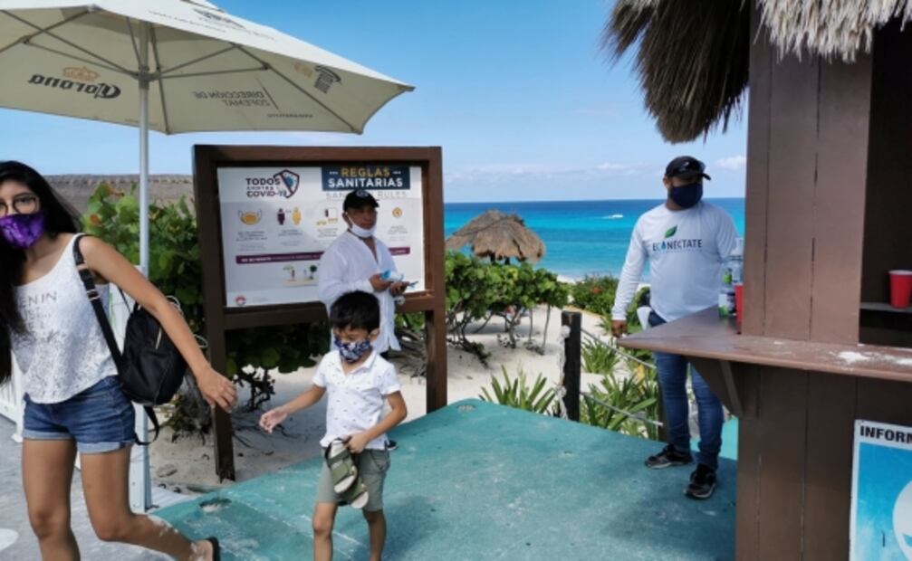 Vuelven visitantes a playas de Cancún; reabren accesos con restricciones