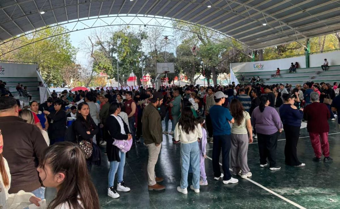 Se registran largas filas en Macrocentro de vacunación en Lerdo, Durango; la mayoría busca refuerzo contra el sarampión.
Foto: Especial.
