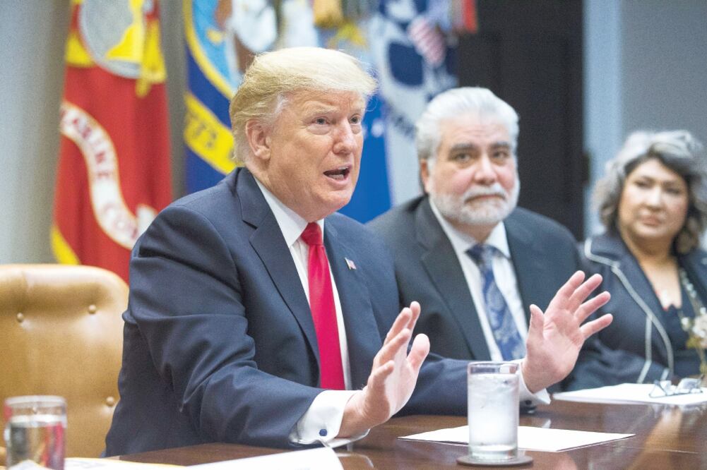 El presidente Donald Trump, durante una mesa redonda en la Casa Blanca, en la que habló sobre la seguridad fronteriza con pastores hispanos. Foto: MICHAEL REYNOLDS. EFE
