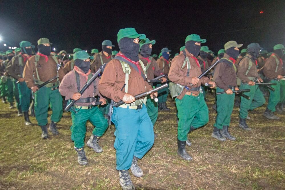 Cientos de milicianos y milicianas realizaron un baile y marcha militar por el 30 aniversario del levantamiento armado del EZLN. Foto Moisés Zúñiga | El Universal
