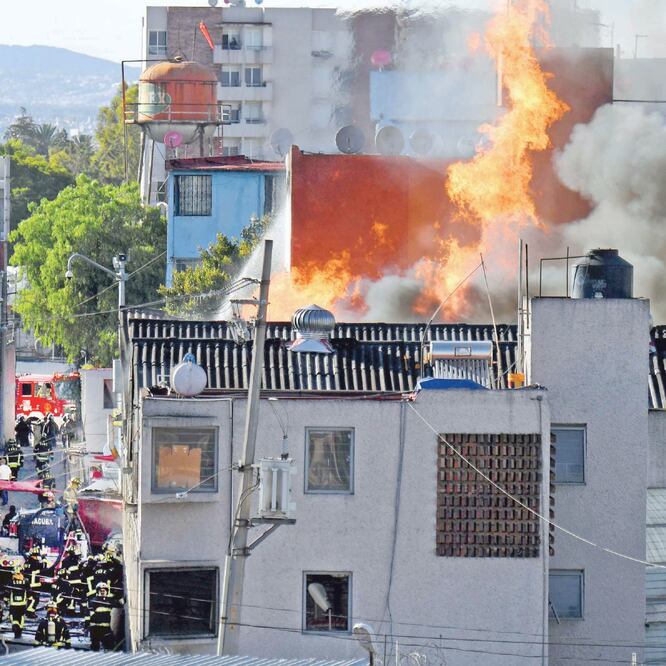 Fueron dos explosiones las que se registraron en la fábrica, ubicada en la alcaldía de Cuauhtémoc, según refirieron testigos a las autoridades. (JUAN ARMANDO MARTÍNEZ. EL UNIVERSAL)
