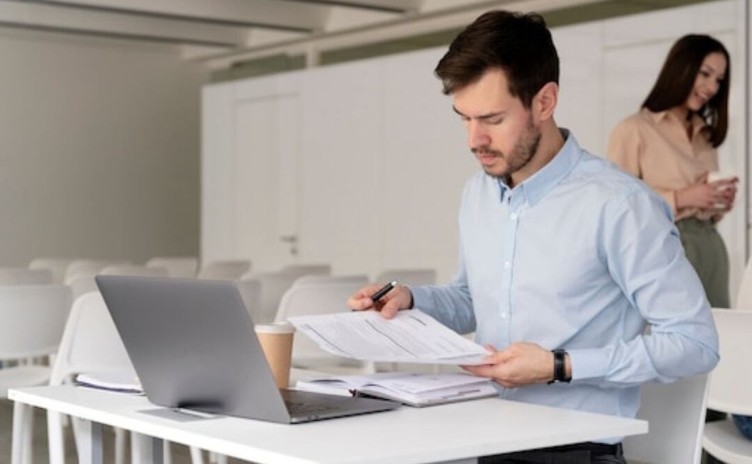 Estrategias para cultivar la felicidad en el trabajo. Fuente: Freepik.