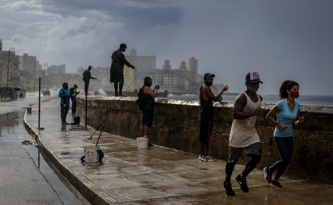 Tormenta tropical Rafael se intensificó a huracán categoría 2 en su camino hacia Cuba. Foto: AP
