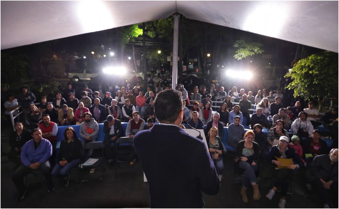 El jefe de Gobierno, Martí Batres, entregó apoyos económicos a las y los afectados. Foto: Especial