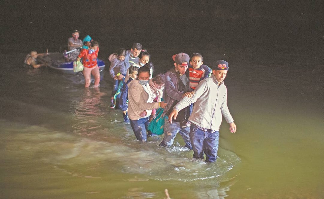 Migrantes, en su mayoría centroamericanos, cruzan el río al llegar a Roma, Texas. Foto: ARCHIVO AP
