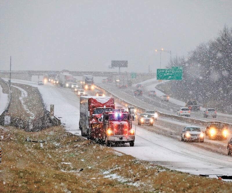 Un tráiler de carga transporta un camión deshabilitado en la Interestatal 70. En Louisiana, dos ancianos fueron hallados muertos. Foto: AP