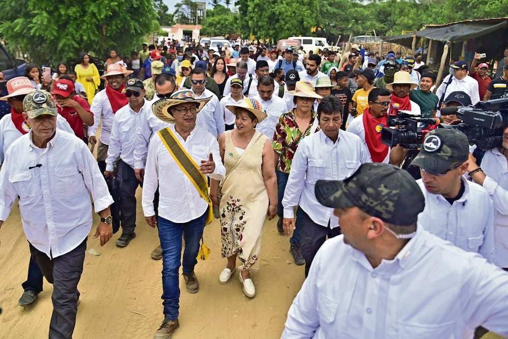 El mandatario Gustavo Petro (centro), durante un recorrido por las calles de Nazareth, en La Guajira. Foto: EFE