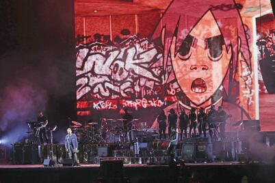 Gorillaz cierra festival con caída y lágrimas de fans