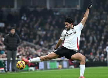 Raúl Jiménez anota golazo con el Fulham; iguala al Chicharito Hernández en la Premier League